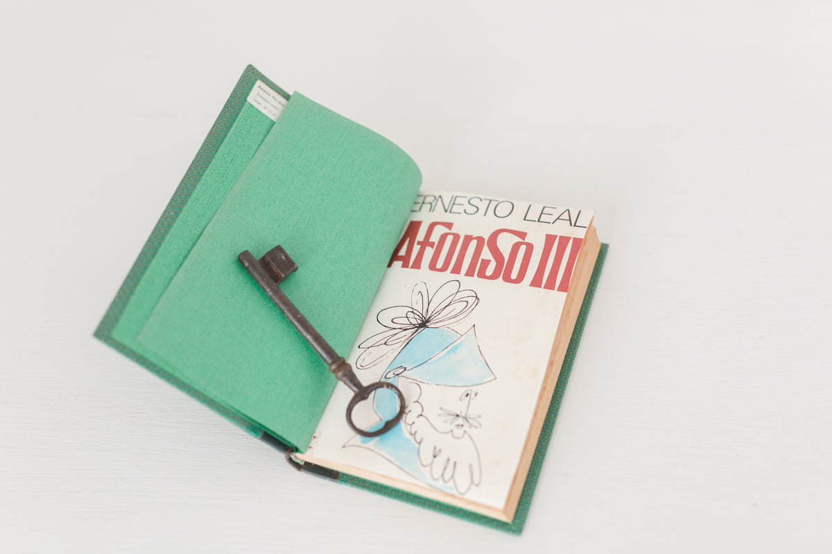 Vintage 1970 Ernesto Leal Afonso III book
