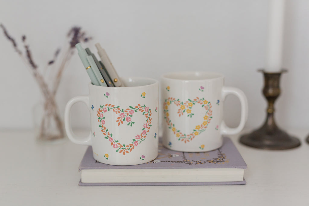 Set of matching vintage New Avenues Laurelwood mugs